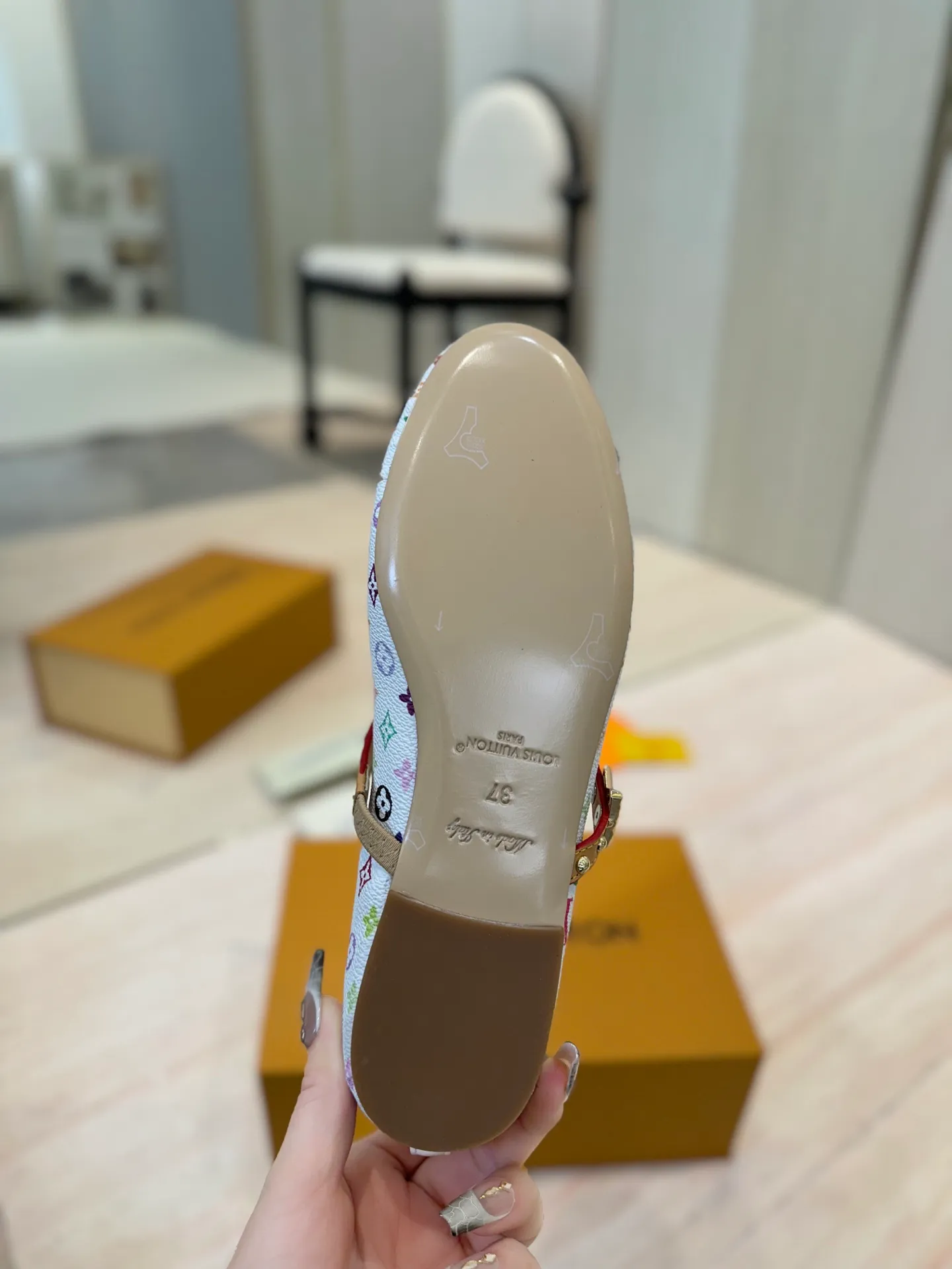 👟👟Ex-factory price 620👟👟 (top version) louis vuitton LV Louis Vuitton 25/Spring and Summer The latest Mary Jane shoes are simple and exquisite, full of high-end, showing elegance~ They look great on the feet and are full of summer shoes💯Awesome ✅Upper: 3D printed cowhide ✅Inner lining: Sheepskin lining, ✅Outsole: Genuine leather outsole imported from Italy ✅Size: 35-41 (40 to 41 customized, non-returnable) ✅Packaging: full set of packaging